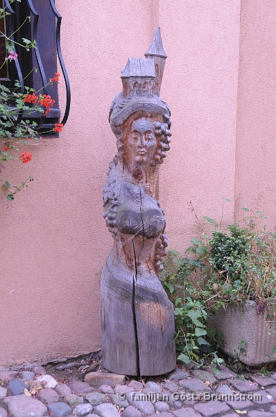 DSC_5629.JPG - Vacker skulptur i ett stycke timmer.